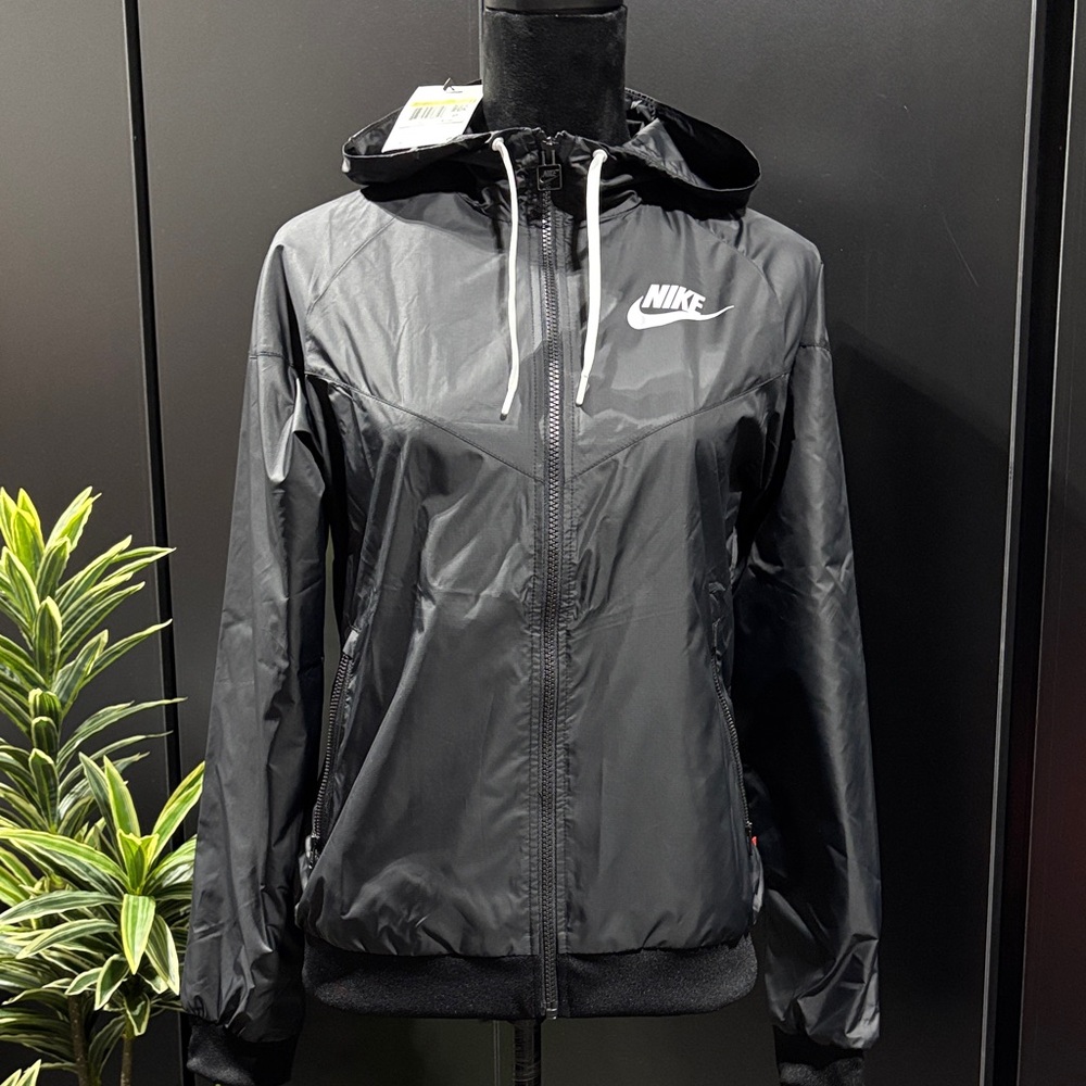 Nike Windrunner Hooded Water Resistant Zip up,hip pockets, rib knit cuffs/waist